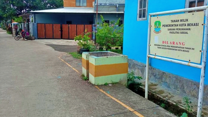 Bak sampah dimana bayi ditemukan dalam kondisi lemas dan dikerumuni semut