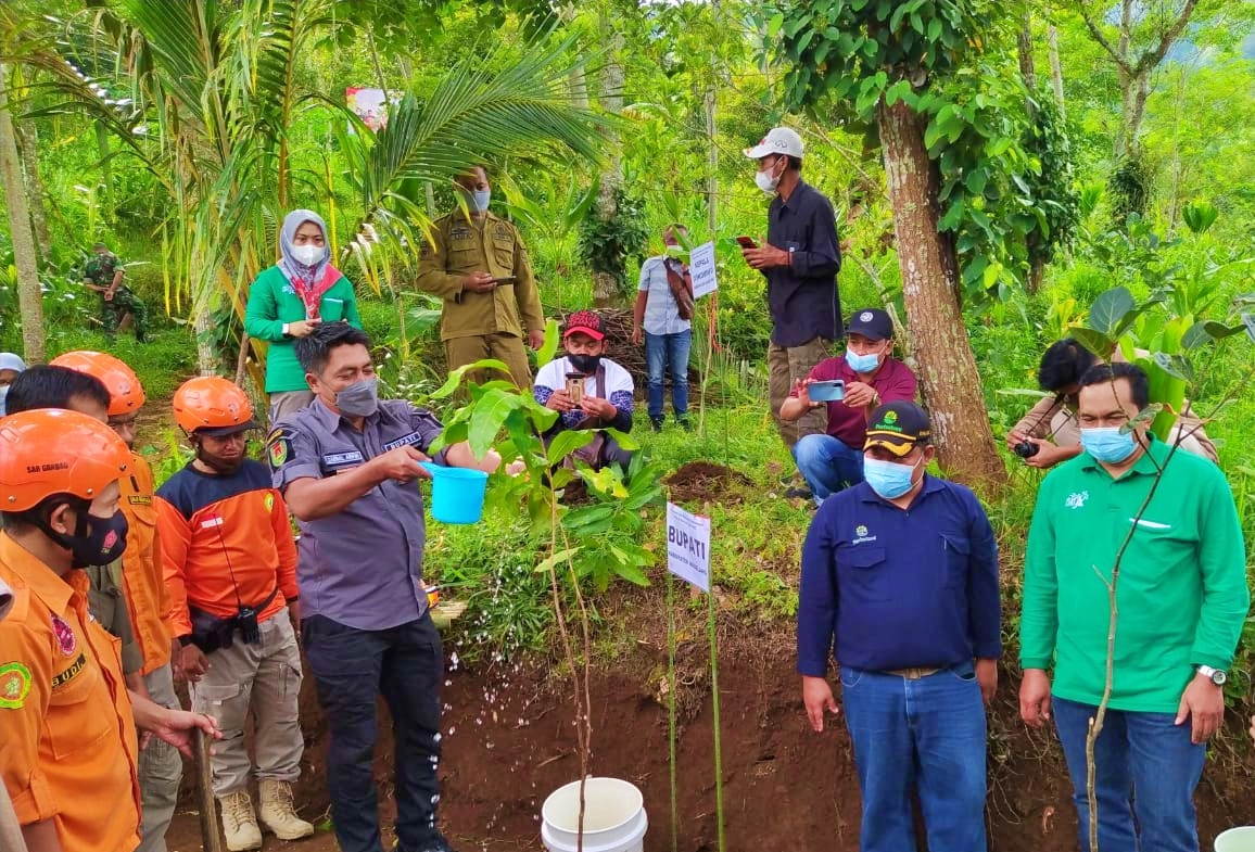 Bupati Magelang penanaman pohon di Gunung Andong peringati Hari Peduli Sampah 2022