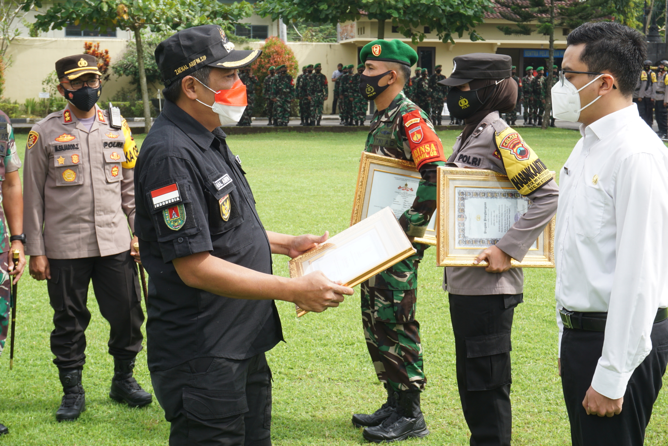 Bupati Magelang saat serahkan piagam penghargaan