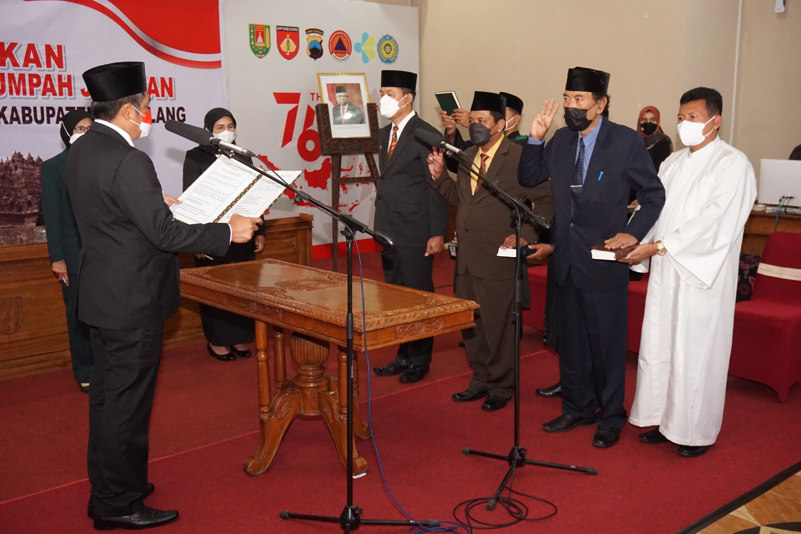 Bupati Magelang Zaenal Arifin saat melantik pejabat di lingkungan Pemerintah Kabupaten Magelang.