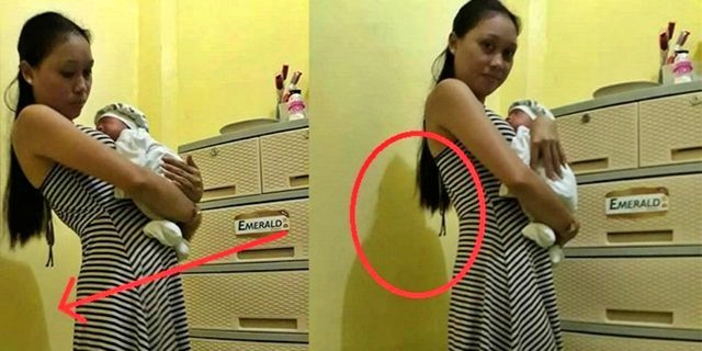 Foto seorang ibu menggendong bayi yang janggal