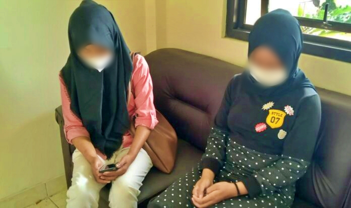 Gadis 18 tahun bersama ibu kandungnya saat melaporkan kasus pelecehan seksual oleh ayah tiri ke pihak Kepolisian
