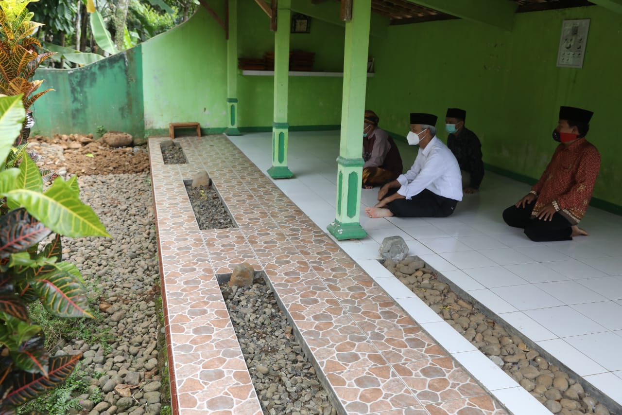 Ganjar Pranowo saat berada di Ponpes Sukawarah Roudlotus Sholichin Sholichat di Desa Kalijaran, Kecamatan Karanganyar, Kabupaten Purbalingga