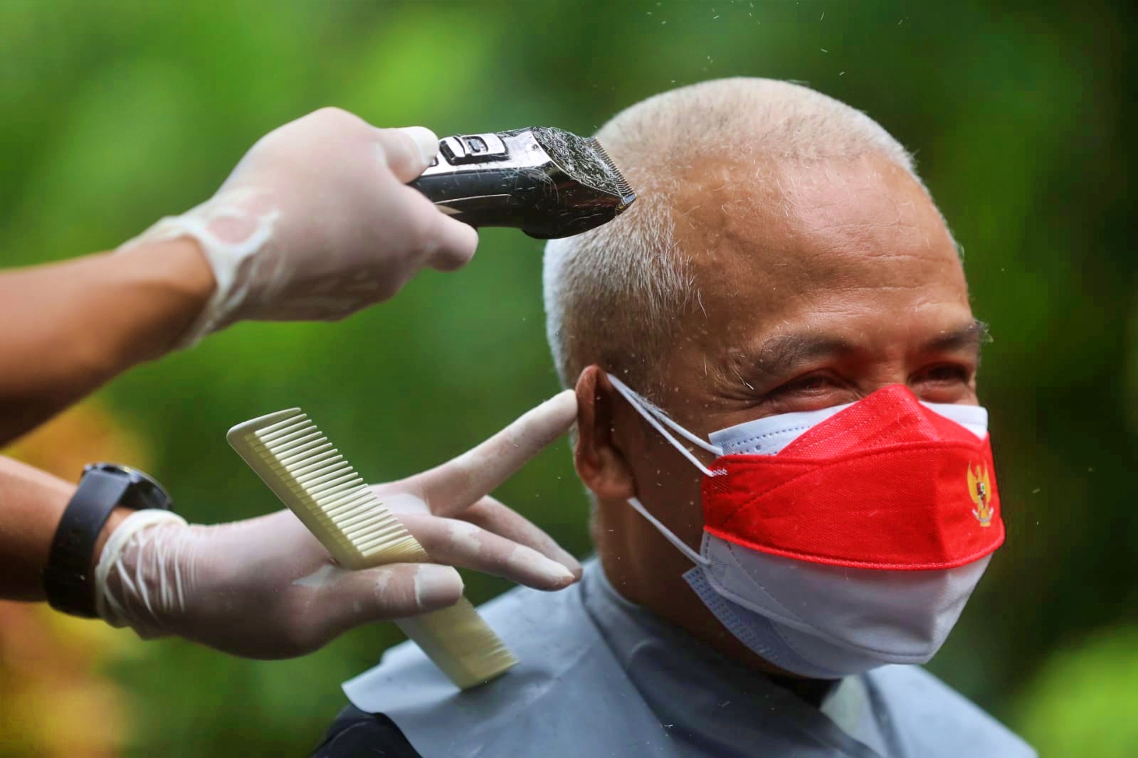 Ganjar Pranowo saat cukur gundul rambut di Kepalanya