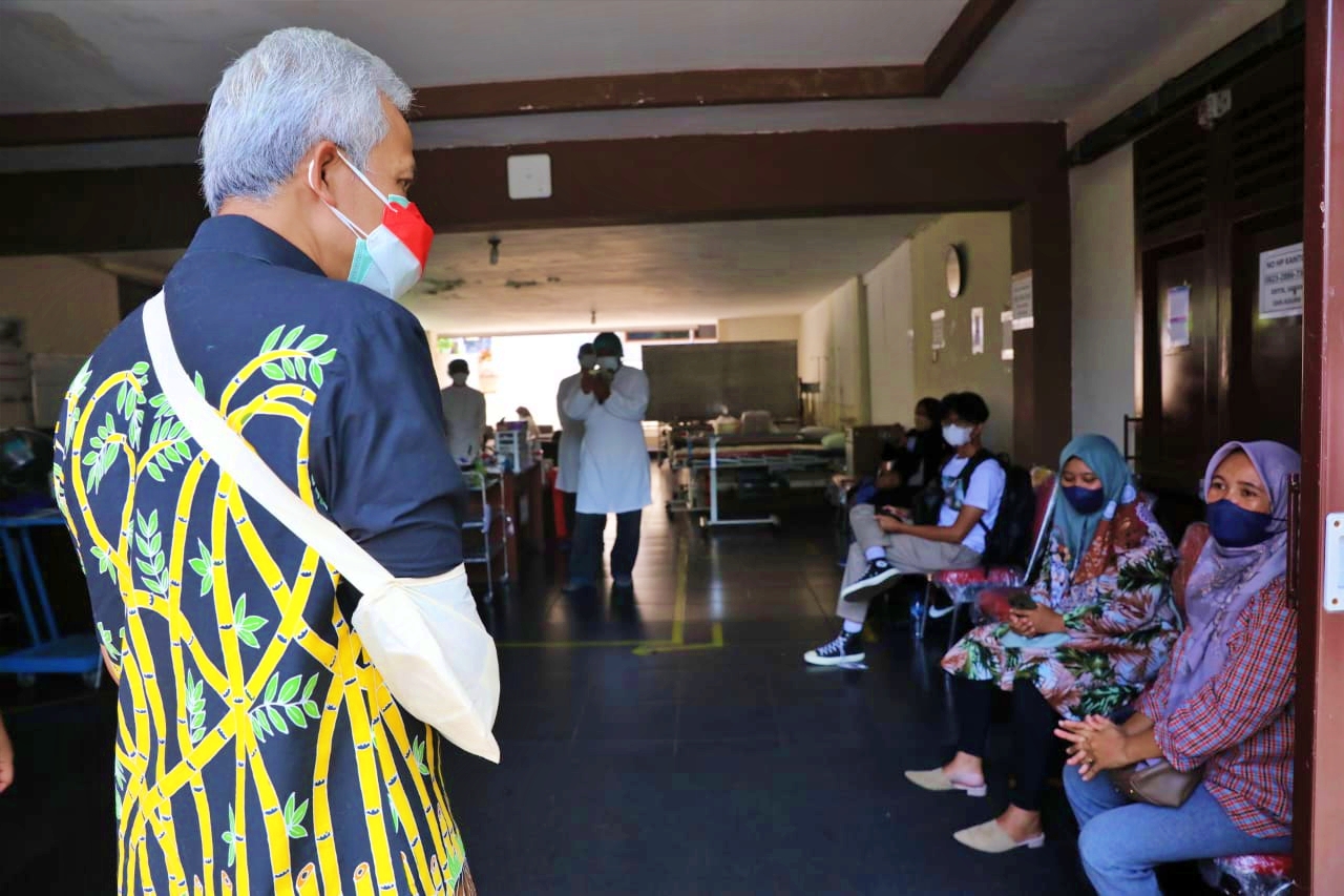 Ganjar Pranowo saat mengunjungi pasien covid