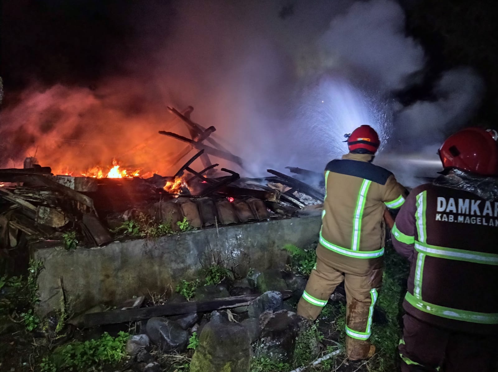 Diduga Akibat Puntung Rokok, Rumah Kayu di Sawangan Magelang Terbakar