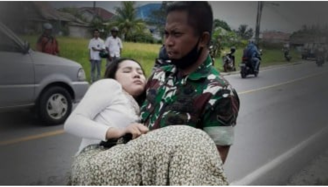 VIRAL !! Foto Gendong Wanita Korban Kecelakaan, Anggota TNI Dipanggil Pangdam