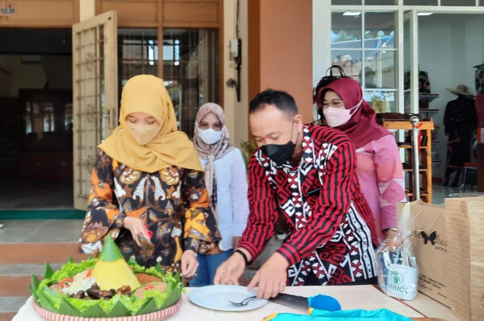 Ketua Tim Penggerak PKK Kabupaten Magelang, Christanti Handayani Zaenal Arifin saat meninjau stand UMKM.