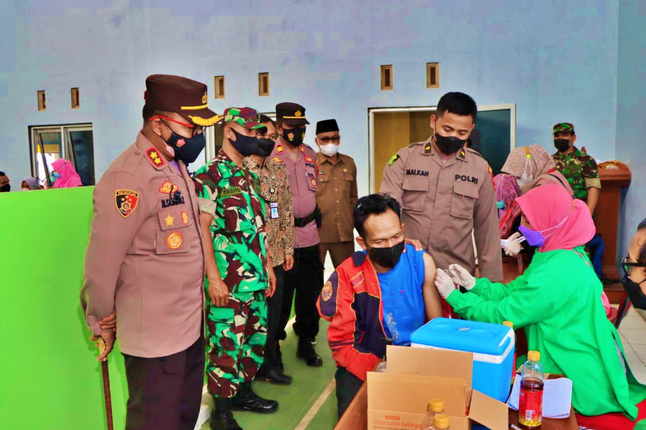 Kapolres Magelang tinjau proses vaksin bagi warga di lereng Gunung Sumbing