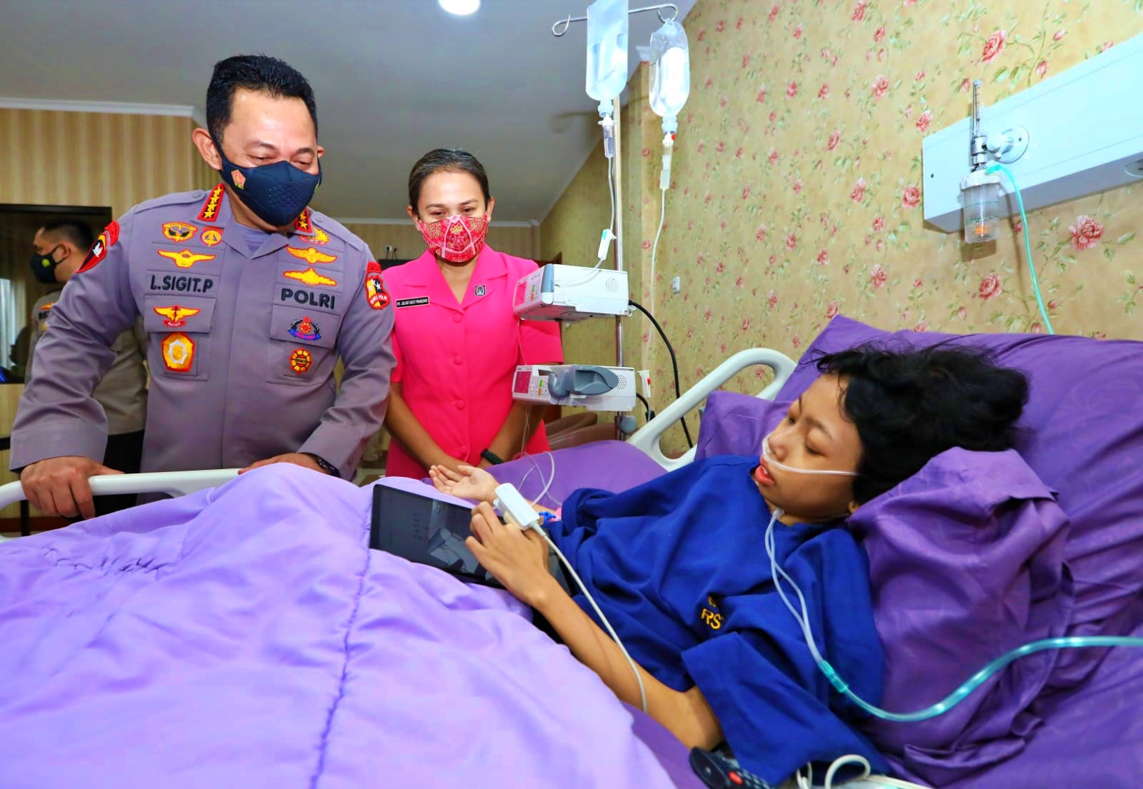 Kapolri saat menjenguk anak perempuan asal Rembang yang menderita tumor kaki