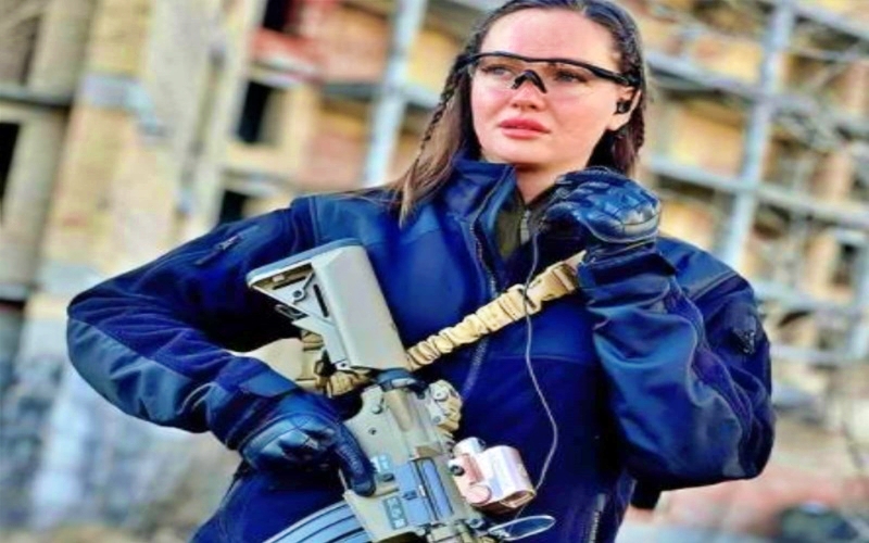 Mantan Miss Grand Ukraina ikut angkat senjata