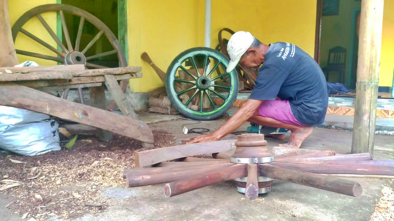 Manto sedang membuat roda Andong di bengkel miliknya di daerah Salam Magelang