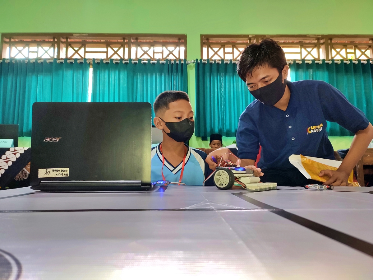 Mentor sedang mendampingi peserta kontes robotik di MTS Negeri 1 Magelang