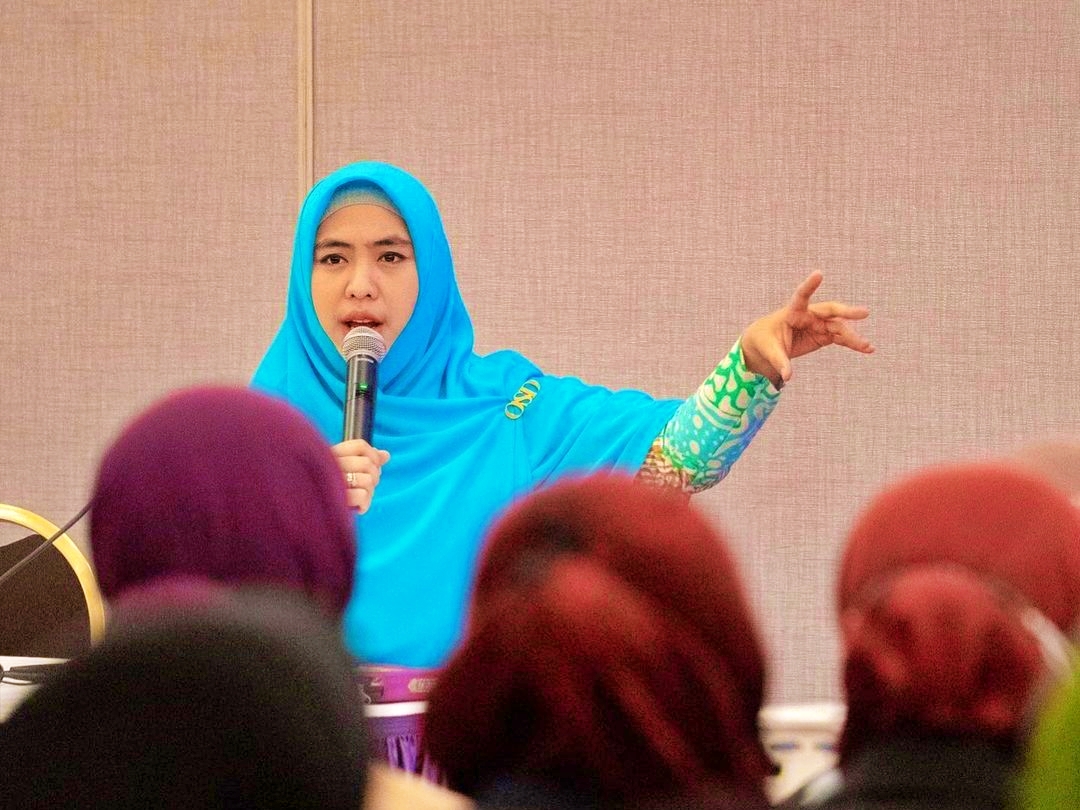 Oki Setiani Dewi saat berikan ceramah