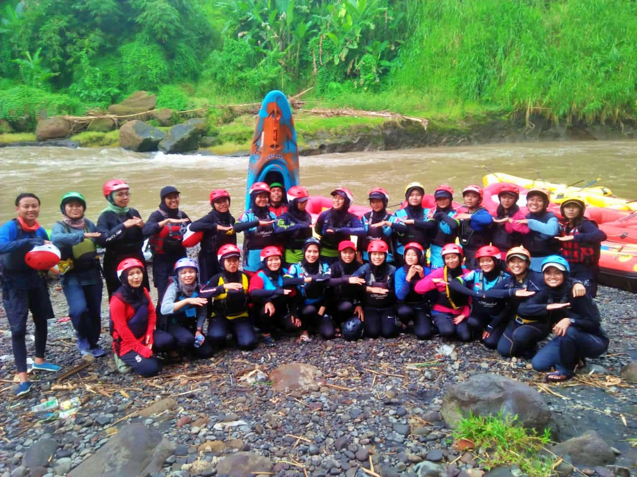 Para pemandu rafting putri di sungai elo Magelang