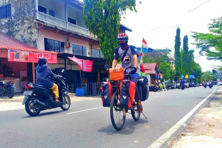 Pemuda asal Magelang ini bersepeda menuju mekah dan baru sampai Riau_foto Kompas