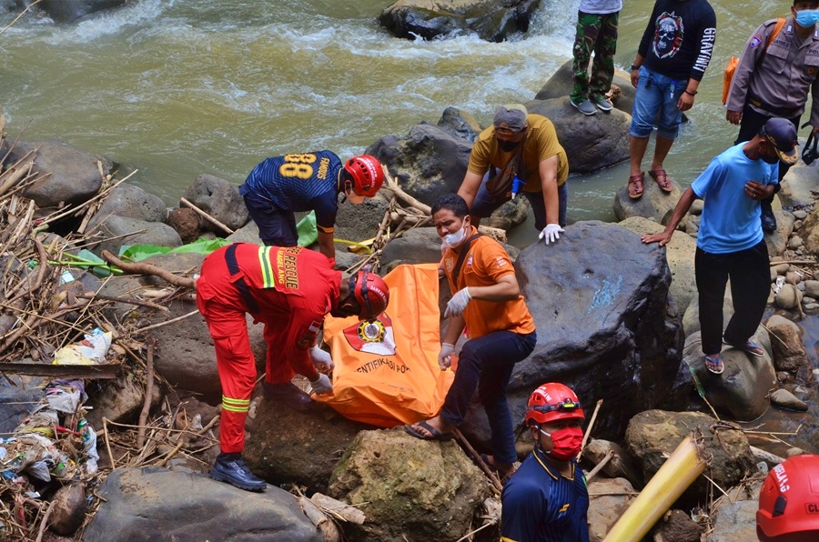 Petugas Inafis Polres Magelang dan Damkar saat mengevakuasi mayar perempuan di sungai daerah Tegalrejo