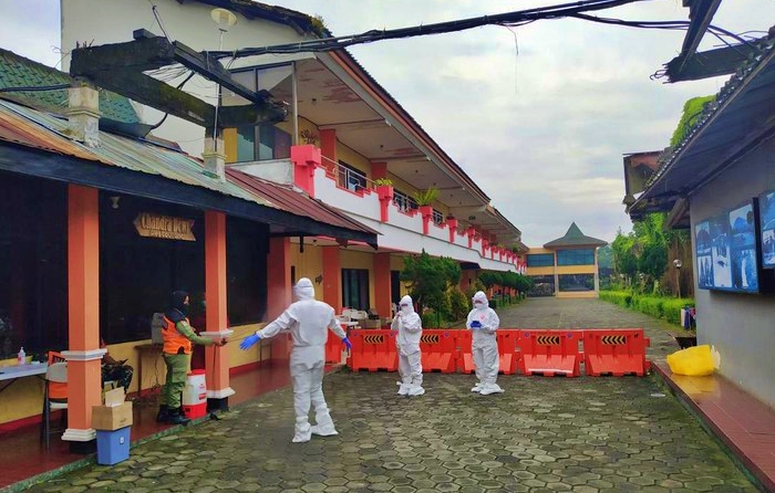 Petugas medis mengenakan APD lengkap di lokasi Isoter Hotel Borobudur Indah Kota Magelang_foto Detik