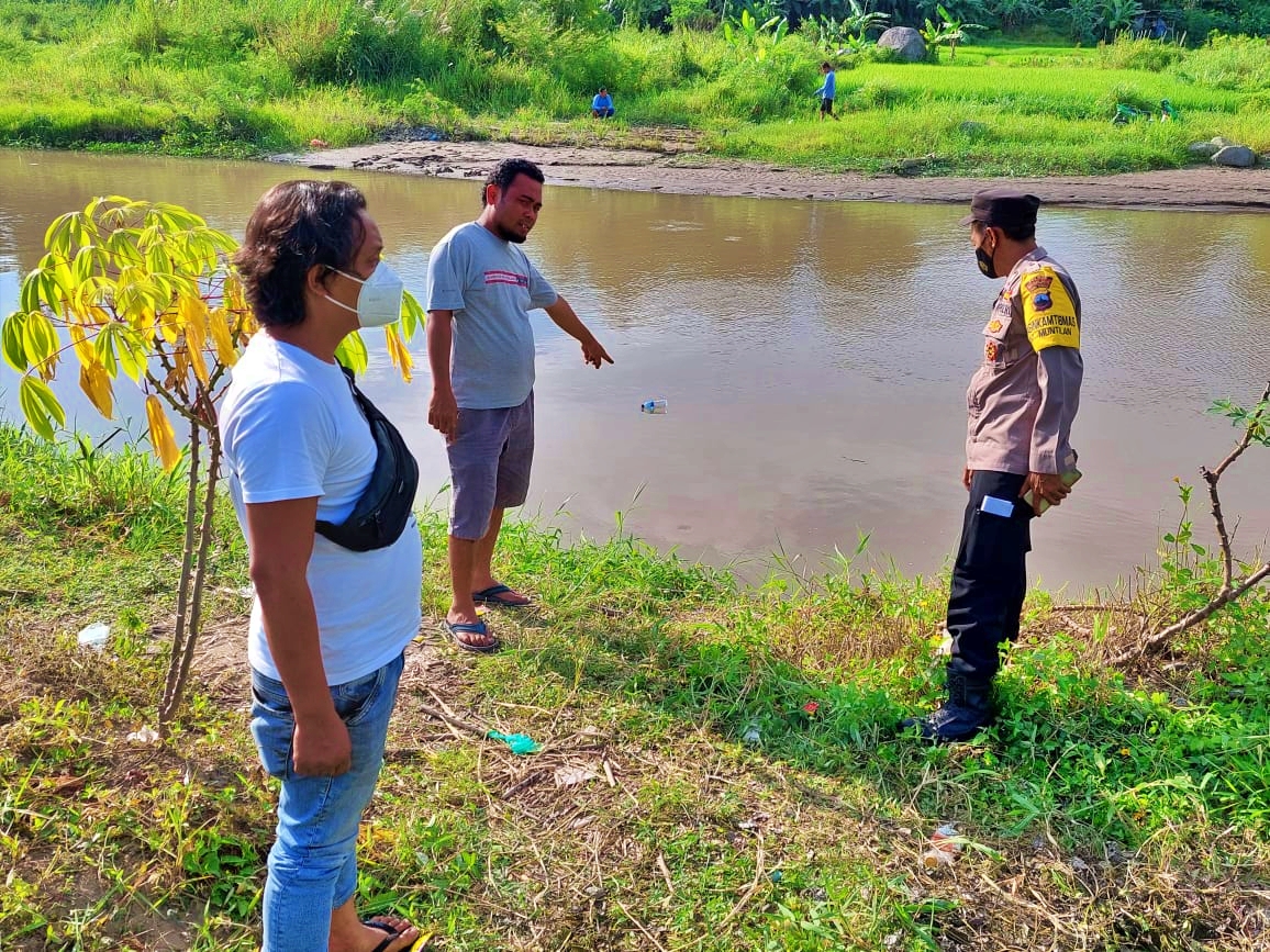 Petugas polisi dari Polsek Muntilan saat melakukan olah TKP di lokasi penemuan anak 10 tahun yang tenggelam di Sungai Pabelan
