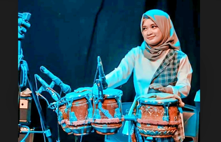Reni Ermawati Penabung Gendang atau Ketipung di Grup Musik Qasima Magelang
