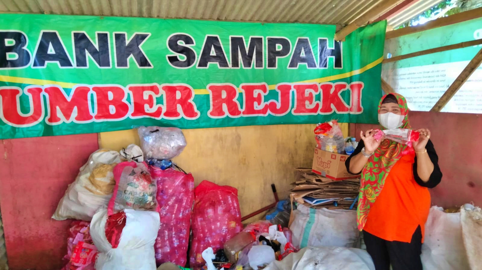 Salah satu tim Adiwiyata SD Terpadu Ma'arif Gunungpring Muntilan berkunjung ke Bank Sampah Desa Adikarto