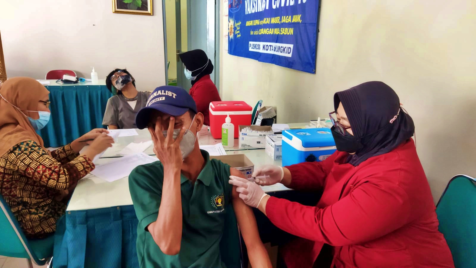 Sejumlah wartawan anggota PWI Kabupaten Magelang dapat kado vaksin booster di puncak HPN 2022