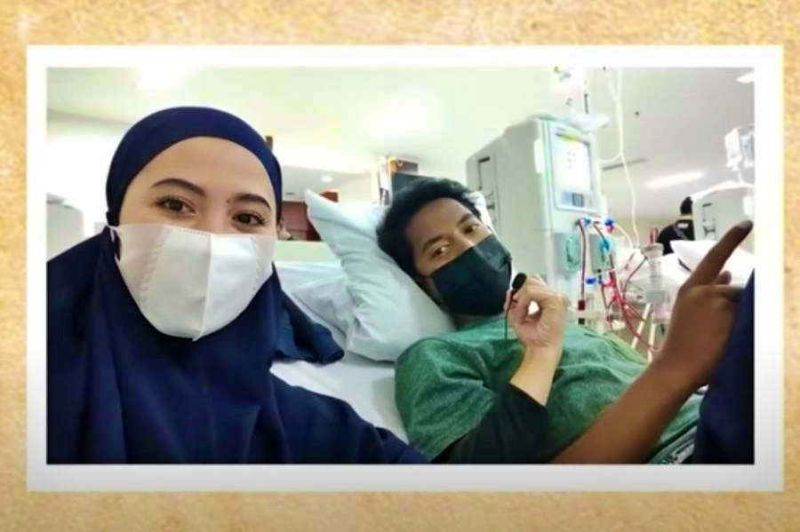 Seorang istri saat temani suaminya setelah gagal ginjal