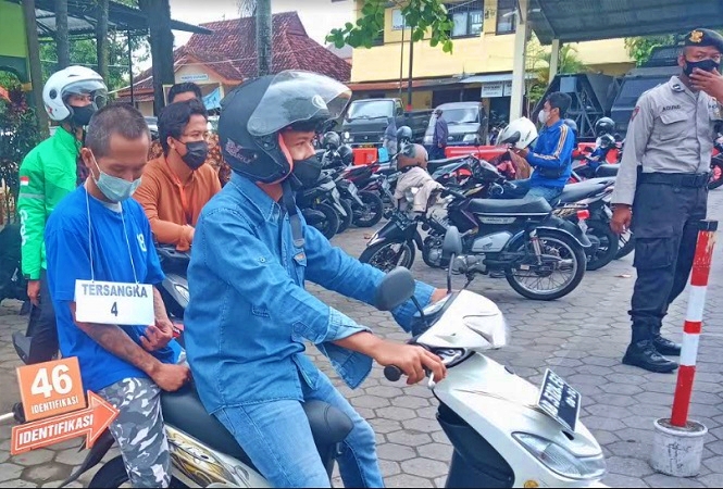 Seorang pelaku pengrusakan mobil mercy milik warga Magelang jalani rekontruksi