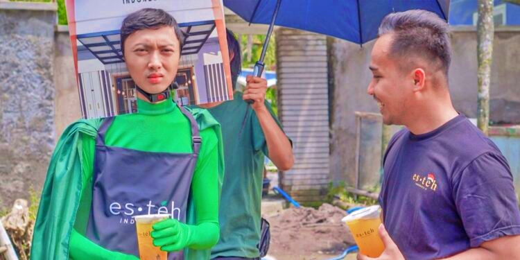 Sukses jual Foto di NFT kini jadi bintang iklan es teh