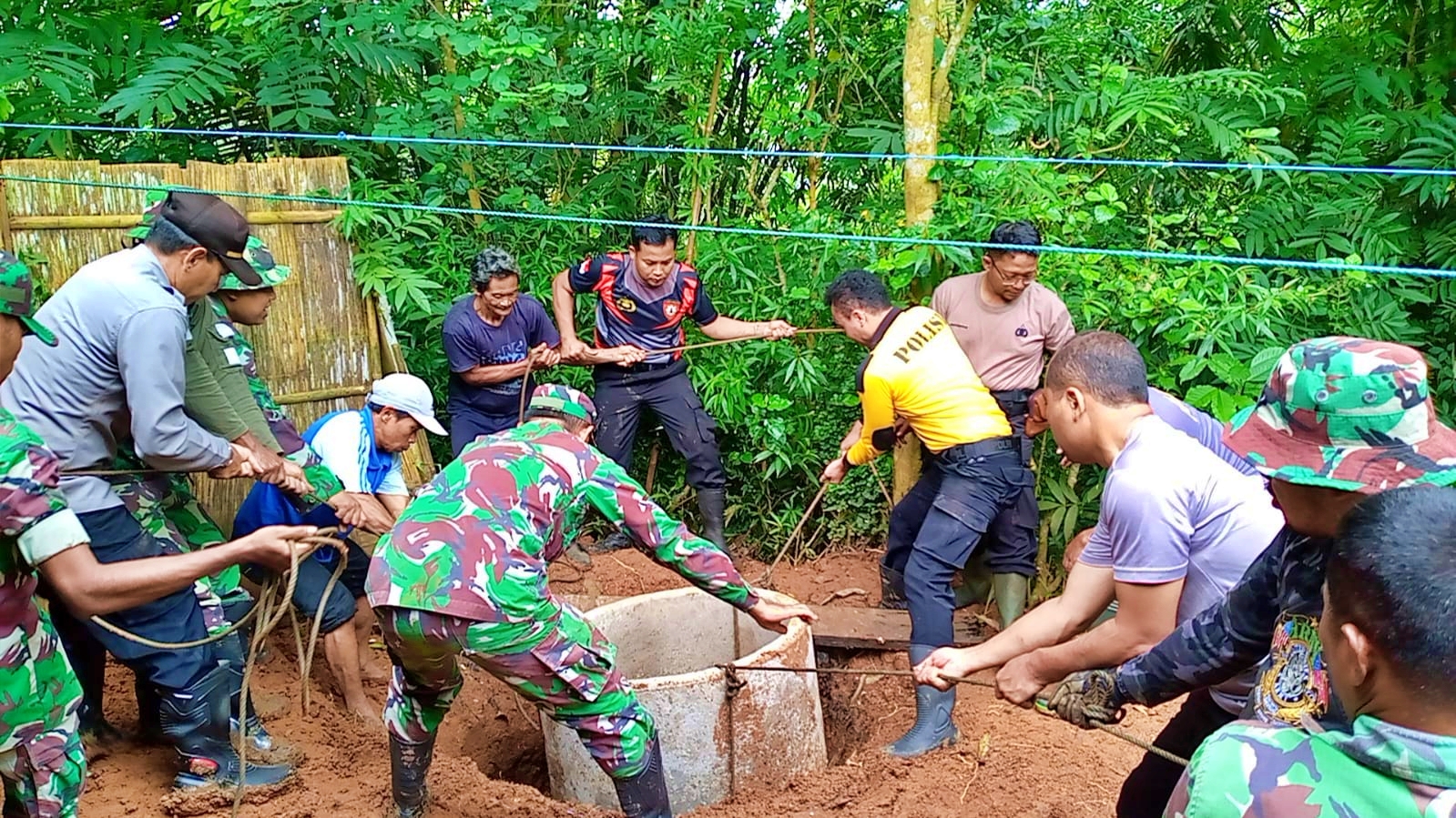 TNI Polri program membangun jamban di wadas Purworejo