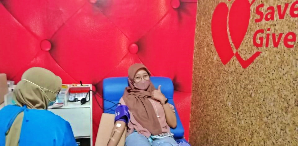 Warga melakukan donor darah mandiri di UDD PMI Kabupaten Magelang.