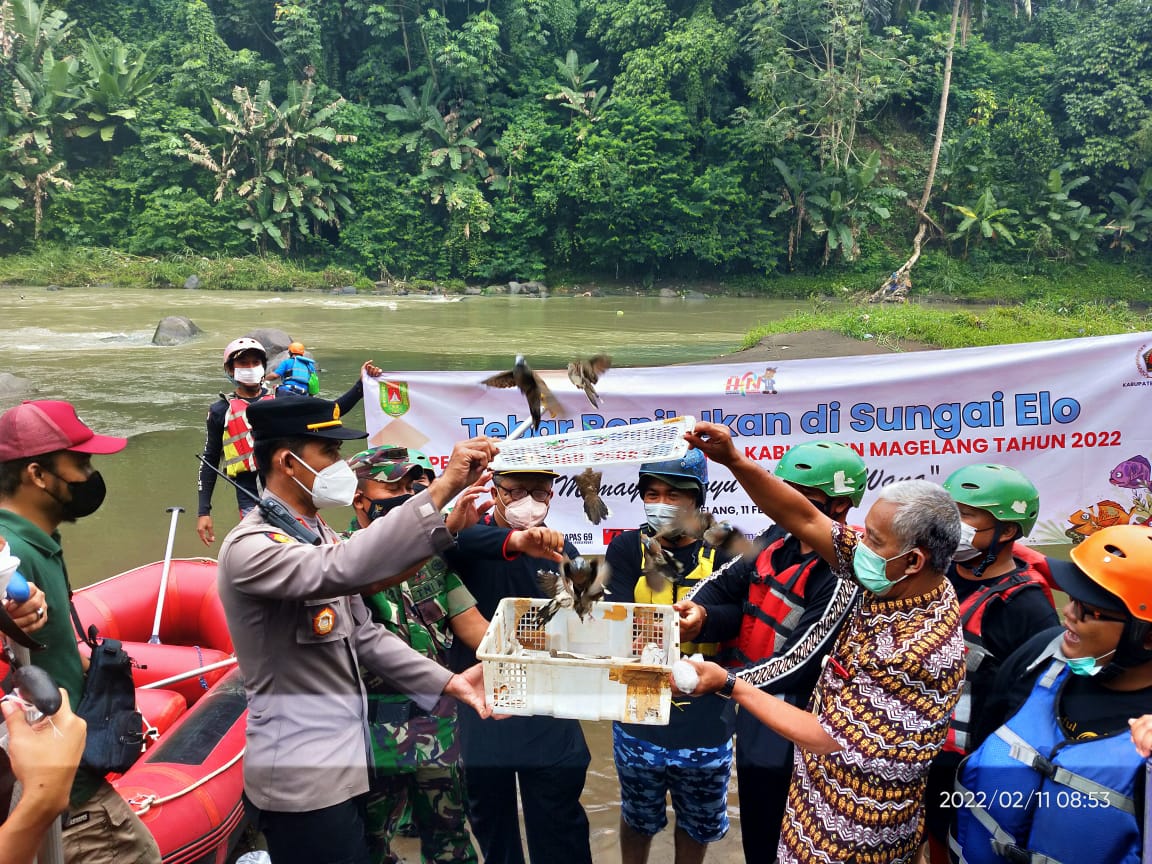 Rangkaian HPN 2022, Wartawan Magelang Tebar Benih Ikan dan Lepas Burung di Sungai Elo