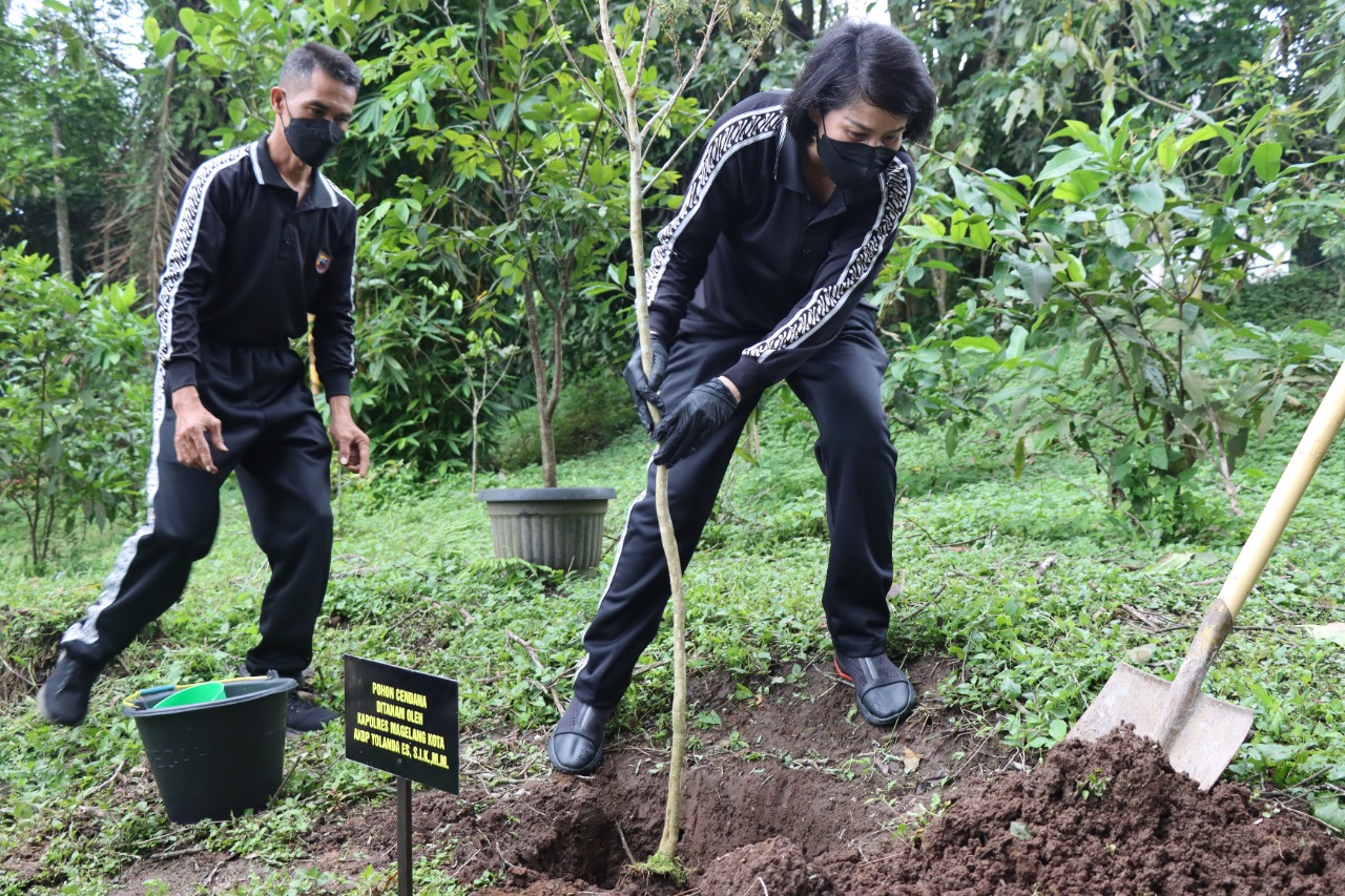 Lestarikan Alam, Polres Magelang Kota Tanam Pohon di Puncak Tidar
