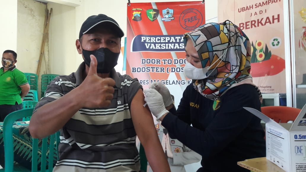 Dengan Sistem Door to Door, Polres Magelang Kota Beri Suntikan Vaksin ke 778 Orang