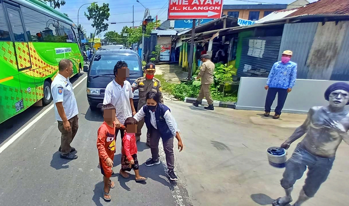 dua anak balita juga ikut kena razia Satpol PP dan Dinsos Kabupaten Magelang