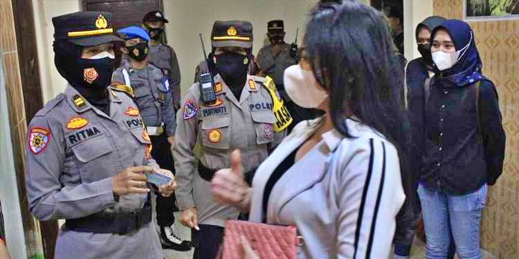 petugas Polres Kulonprogo saat menggelar operasi di tempat Karaoke_Foto Dok Polres Kulonprogo