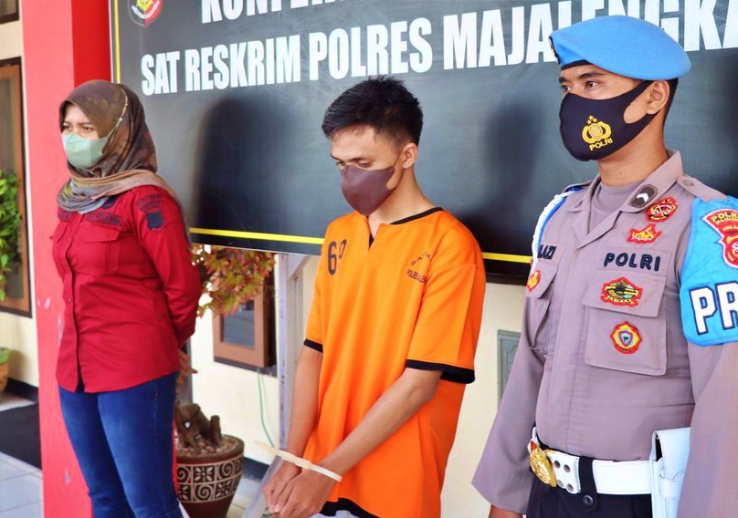 seorang mahasiswa yang menjual video teman wanitanya sedang mandi