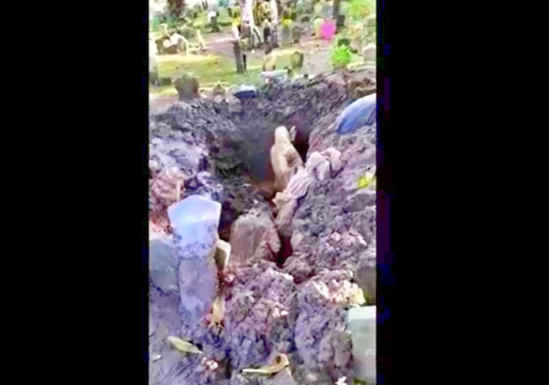 tangkapan layar video sebuah makam terbongkar dan tali pocong hilang