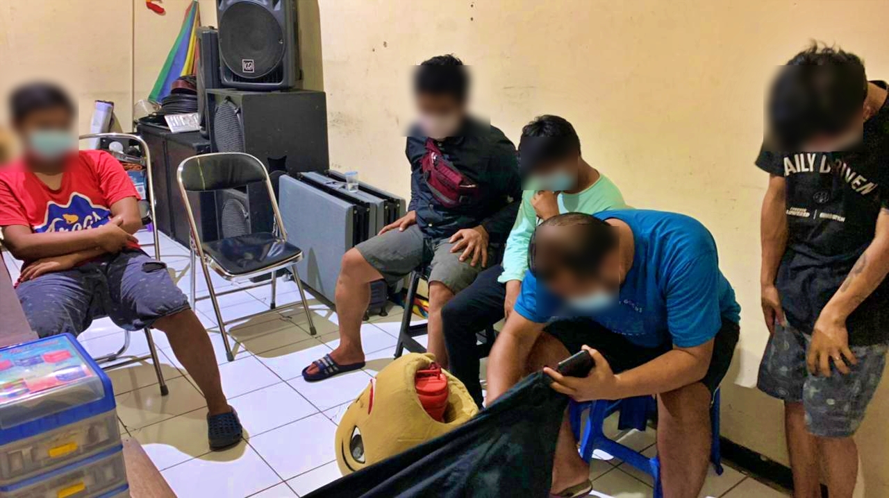 Aktor badut ipin upin jalan sempoyongan di Kota Magelang