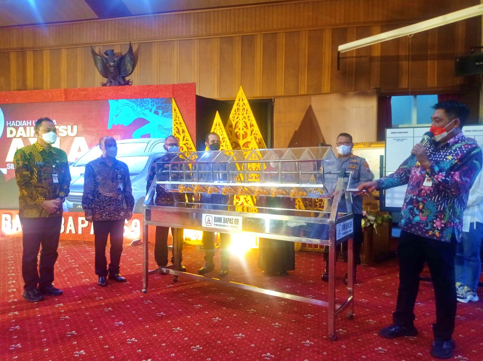 Bupati Magelang saat memutar undian Bank Bapas 69