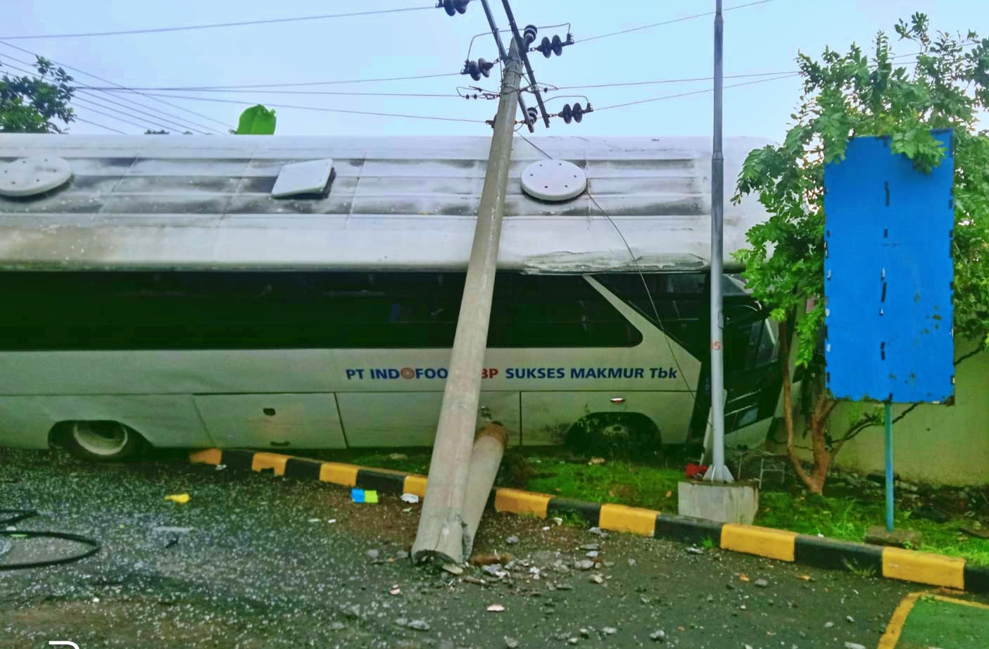 Bus yang mengalami kecelakaan dan menabrak pak ogah di Semarang