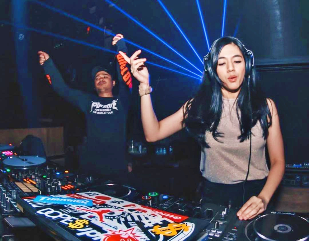 DJ Una saat pentas