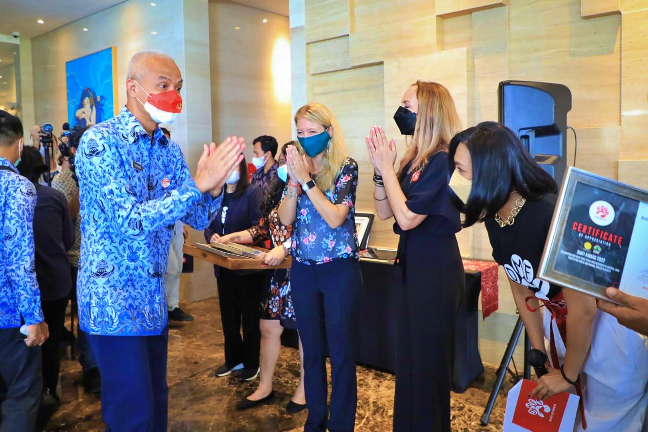 DMFI saat berikan penghargaan kepada Ganjar Pranowo karena dukung jateng bebas daging anjing