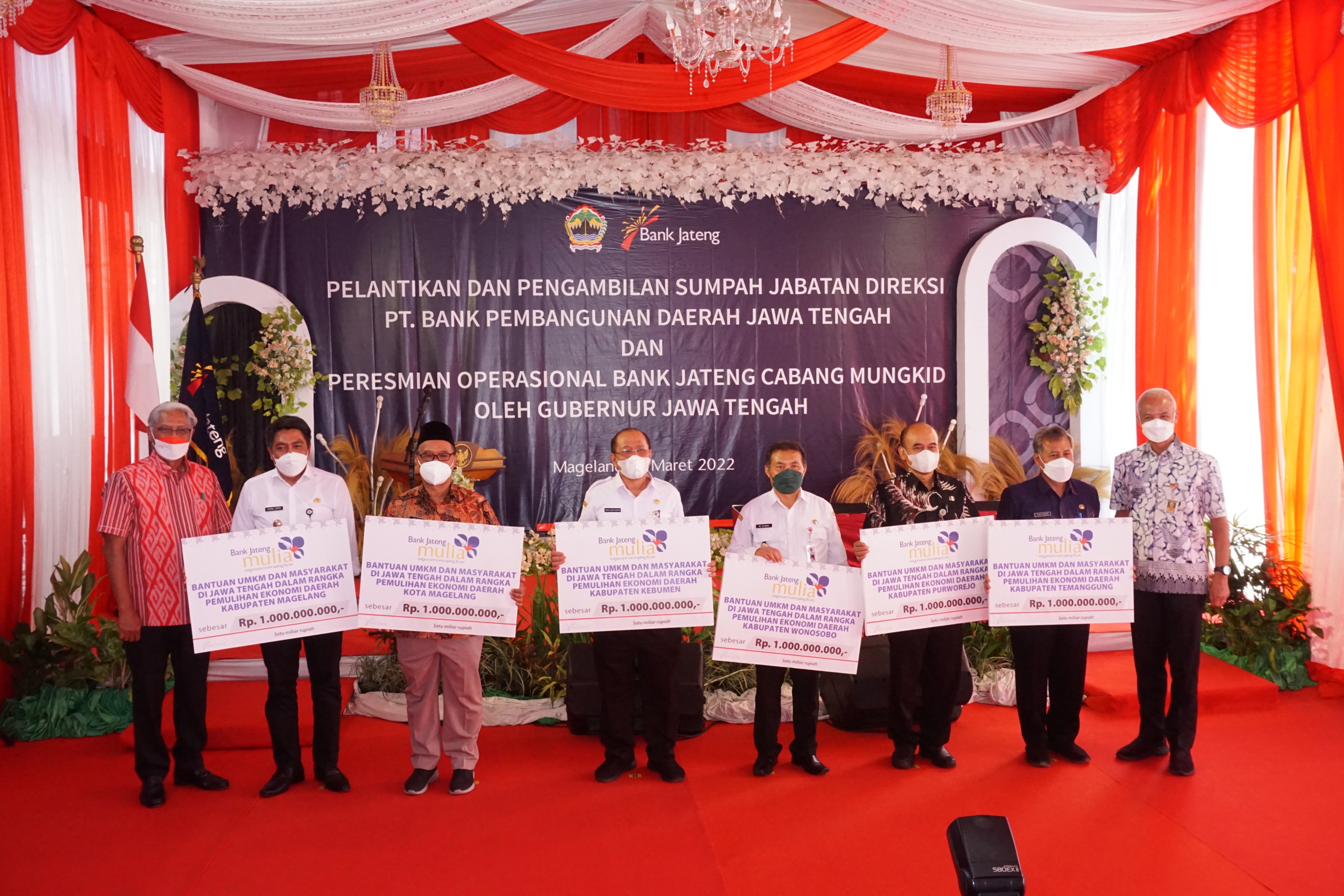 Bupati Magelang Zaenal Arifin saat menerima bantuan untuk pengembangan UMKM di Kabupaten Magelang