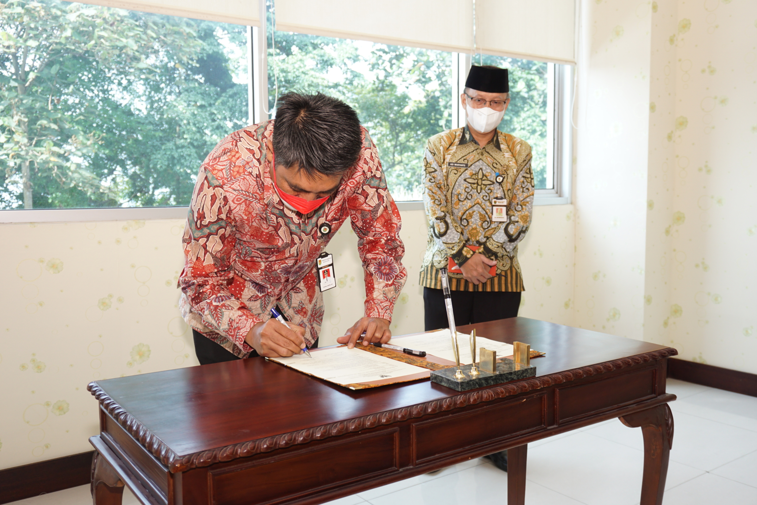 Bupati Magelang saat menyelenggarakan LKPD Tahun 2021 kepada Kepala Badan Pemeriksa Keuangan Perwakilan Provinsi Jawa Tengah, Ayub Amali mewakili Kabupaten/Kita lainnya.