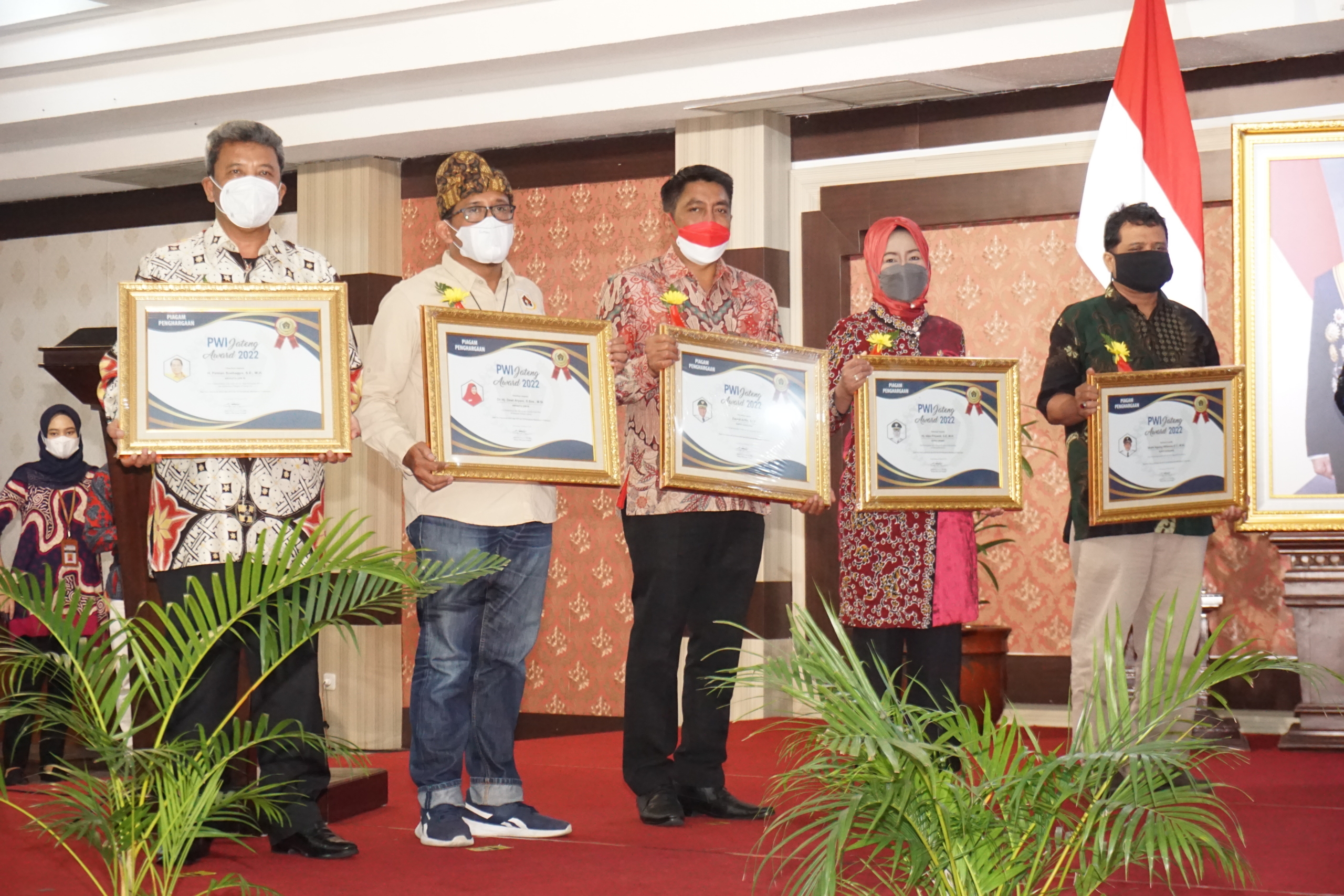 Bupati Magelang Zaenal Arifin saat menerima penghargaan dari PWI Jateng