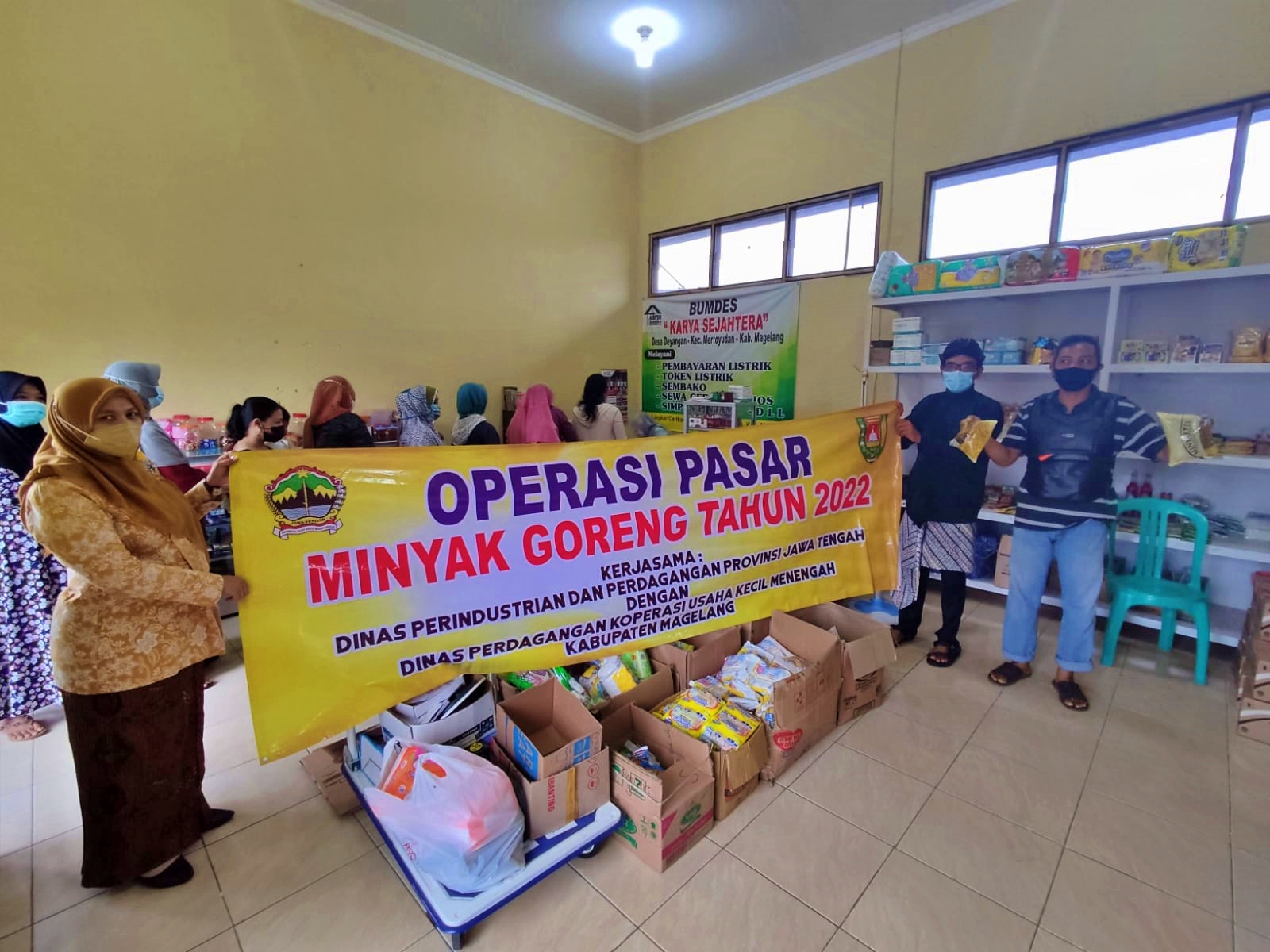 Dinas Perdagangan Koperasi (Disdagkop) UMKM Kabupaten Magelang dalam operasi pasar minyak goreng untuk masyarakat.