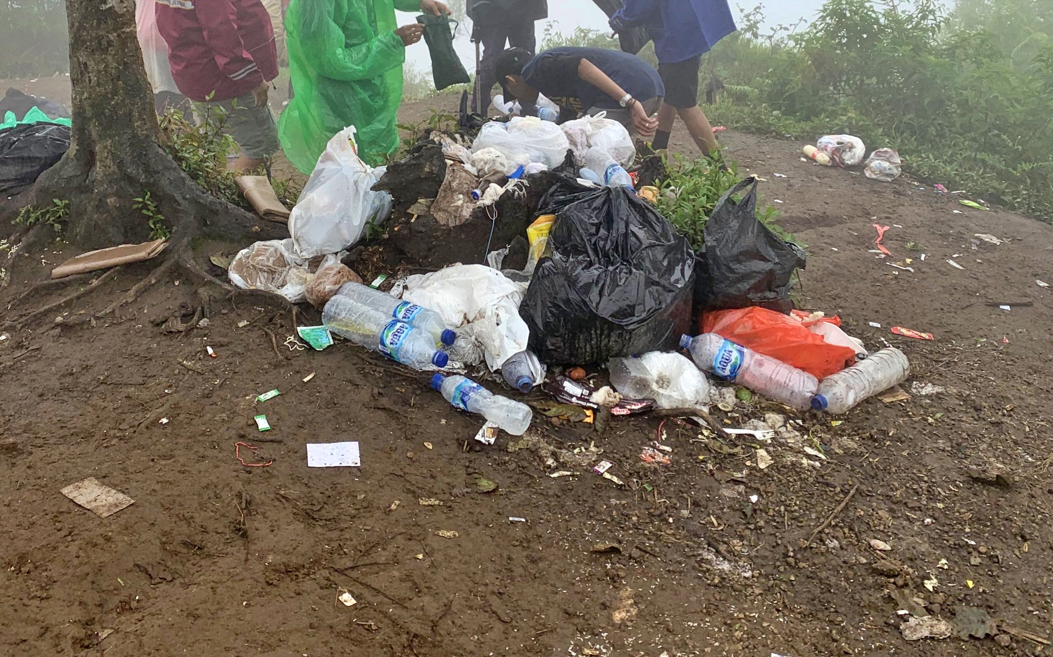 Foto Sampah di Gunung Merbabu via Suwanting (Pos2) 2 Maret 2022_Foto by @cyapila