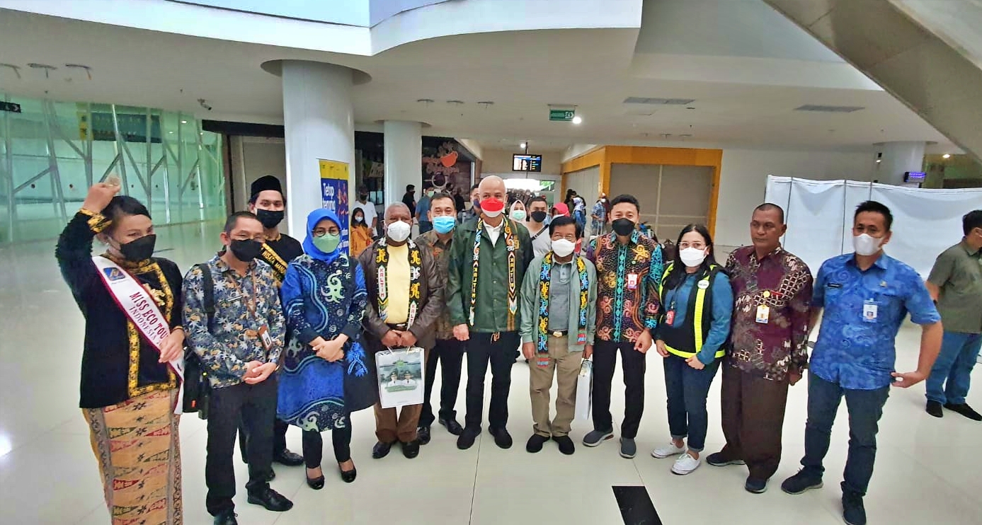 Ganjar Pranowo saat tiba di Kalimantan akan kemah di IKN dengan membawa tanah dan air dari puser bumi jawa
