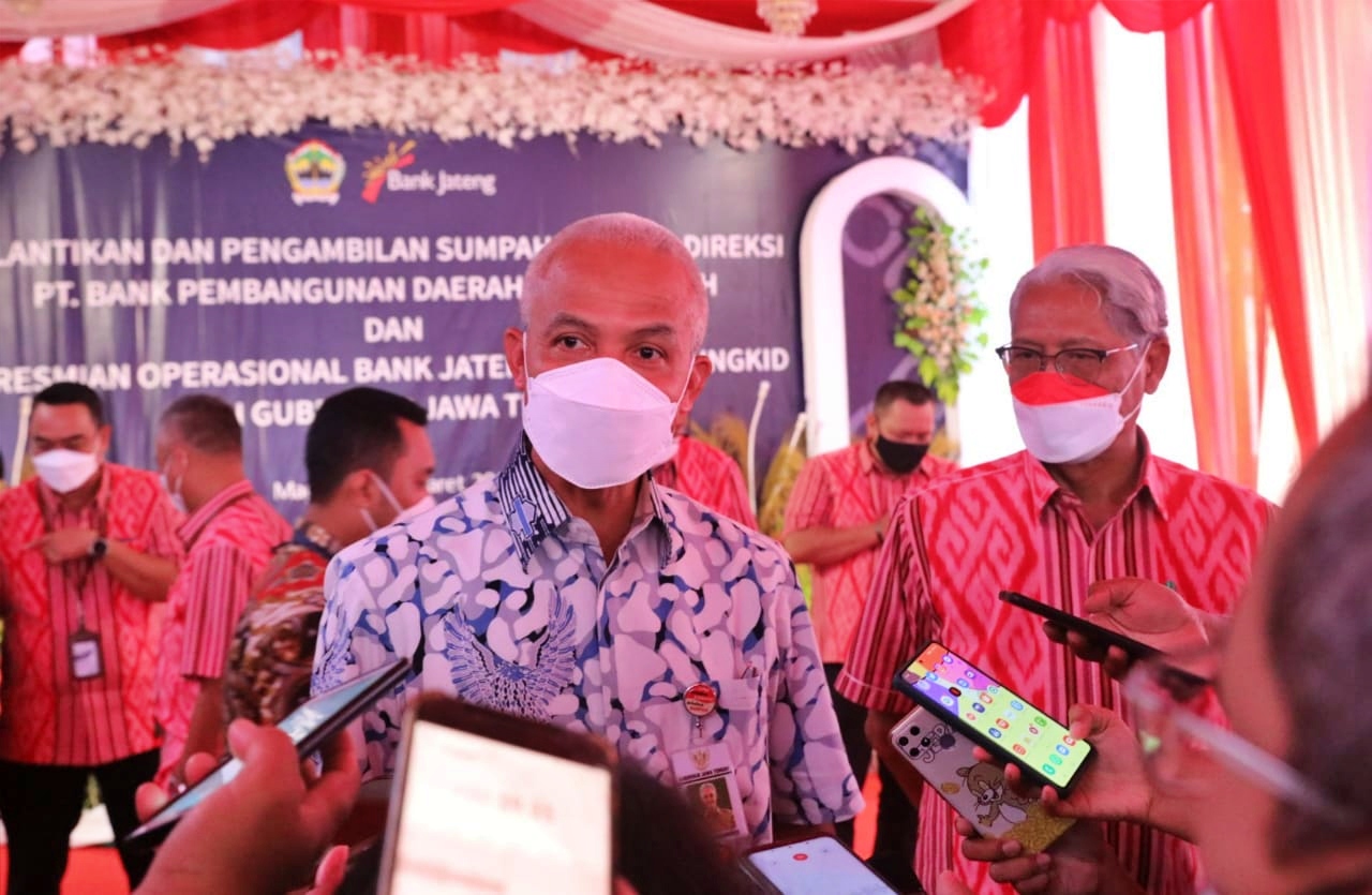 Ganjar Pranowo saat bersama Bank Janteng berikan bantuan pembinaan kepada UMKM di Magelang